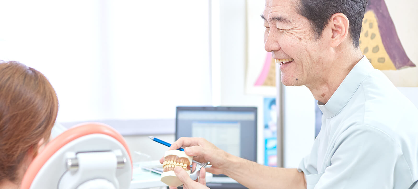 皆さんの健康をお口からサポート口は健康の源です。予防と歯周病治療を重視し、元気な毎日を送るお手伝いをしています。